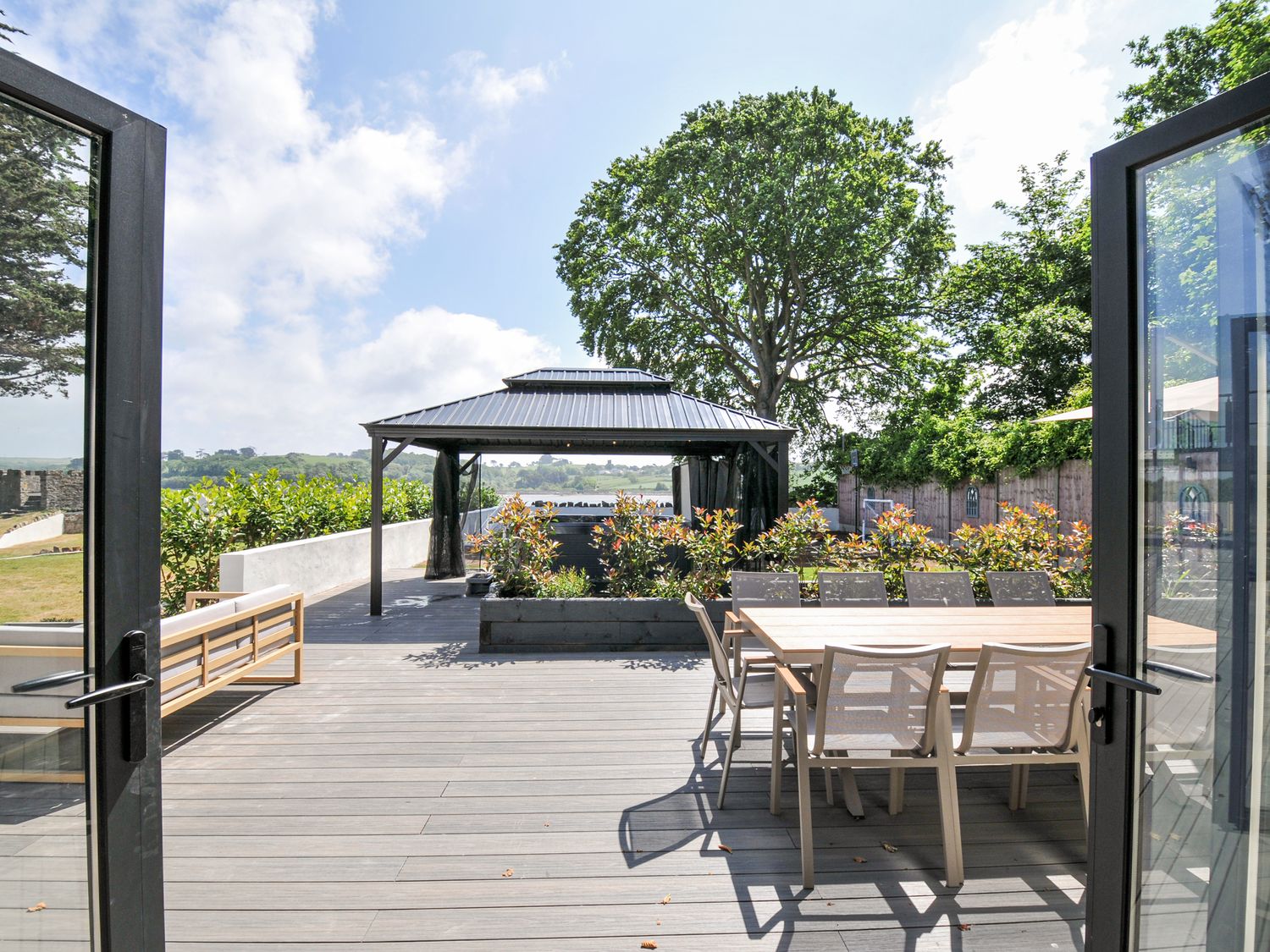 Boathyde, Northam, Devon. Hot tub. Off-road parking. Near beach. Smart TV. Enclosed garden. En-suite