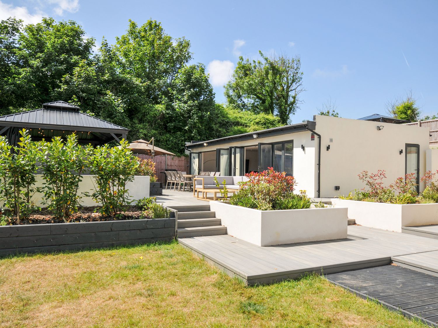 Boathyde, Northam, Devon. Hot tub. Off-road parking. Near beach. Smart TV. Enclosed garden. En-suite