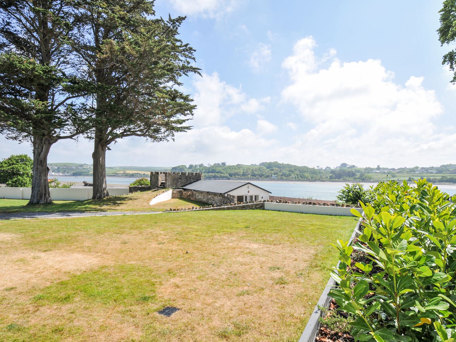 Boathyde, Northam, Devon. Hot tub. Off-road parking. Near beach. Smart TV. Enclosed garden. En-suite