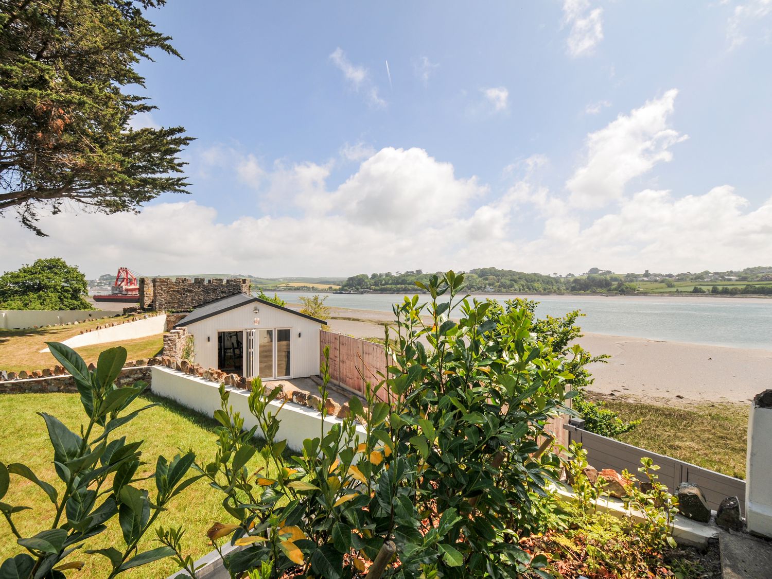 Boathyde, Northam, Devon. Hot tub. Off-road parking. Near beach. Smart TV. Enclosed garden. En-suite