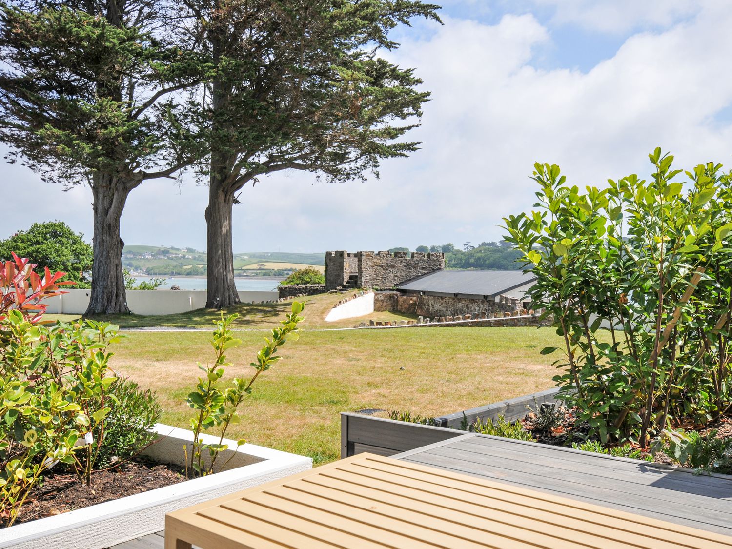 Boathyde, Northam, Devon. Hot tub. Off-road parking. Near beach. Smart TV. Enclosed garden. En-suite