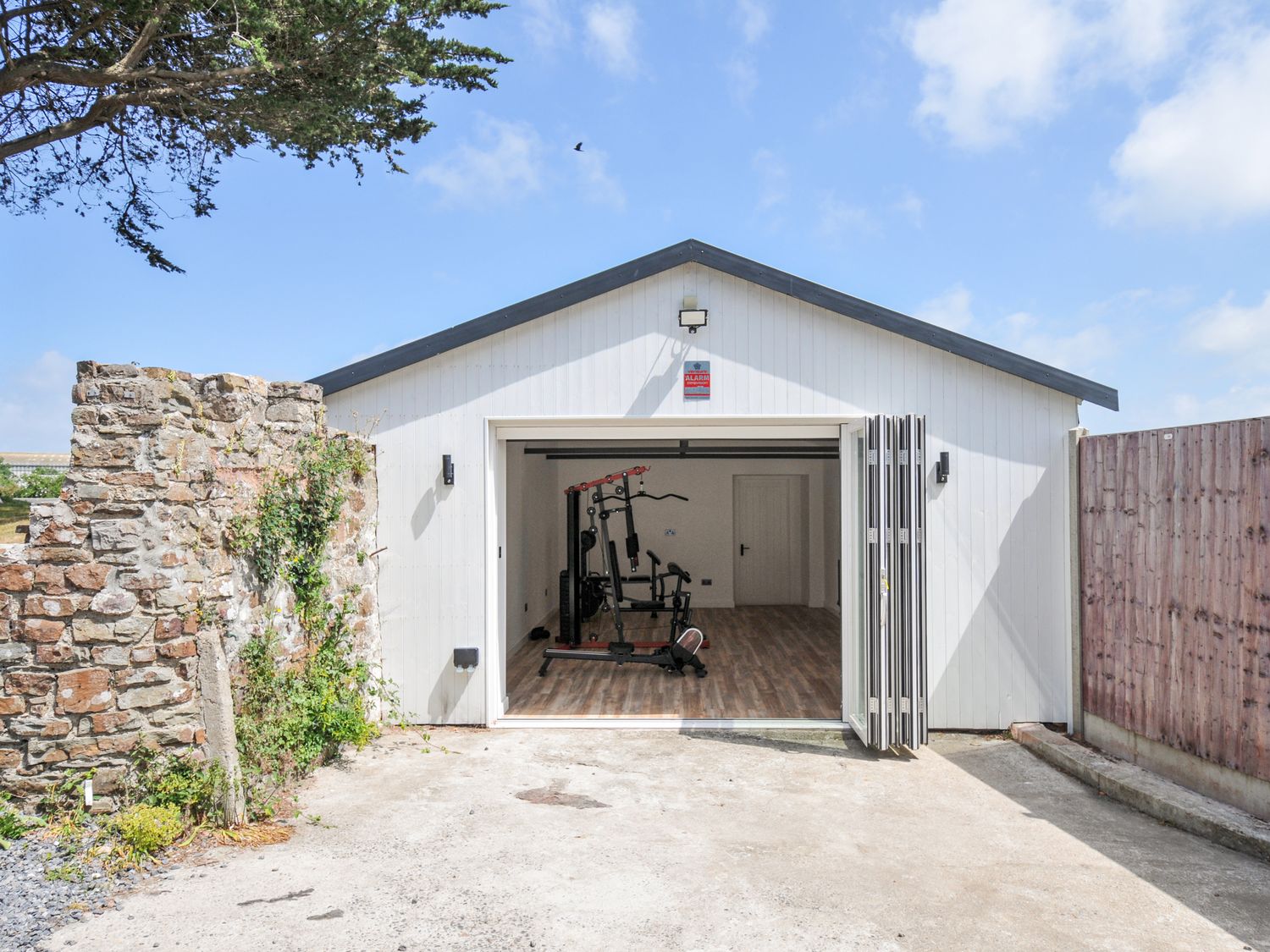 Boathyde, Northam, Devon. Hot tub. Off-road parking. Near beach. Smart TV. Enclosed garden. En-suite