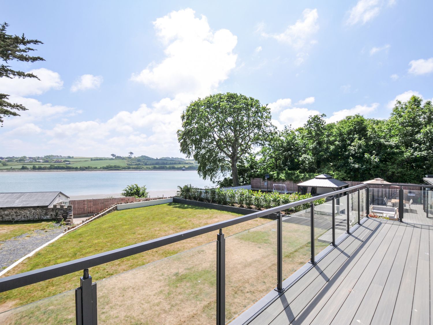 Boathyde, Northam, Devon. Hot tub. Off-road parking. Near beach. Smart TV. Enclosed garden. En-suite