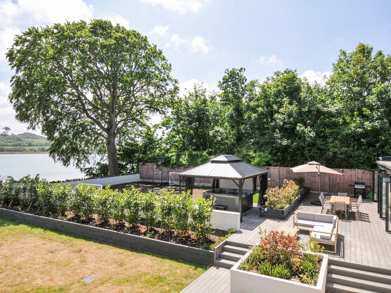 Boathyde, Northam, Devon. Hot tub. Off-road parking. Near beach. Smart TV. Enclosed garden. En-suite