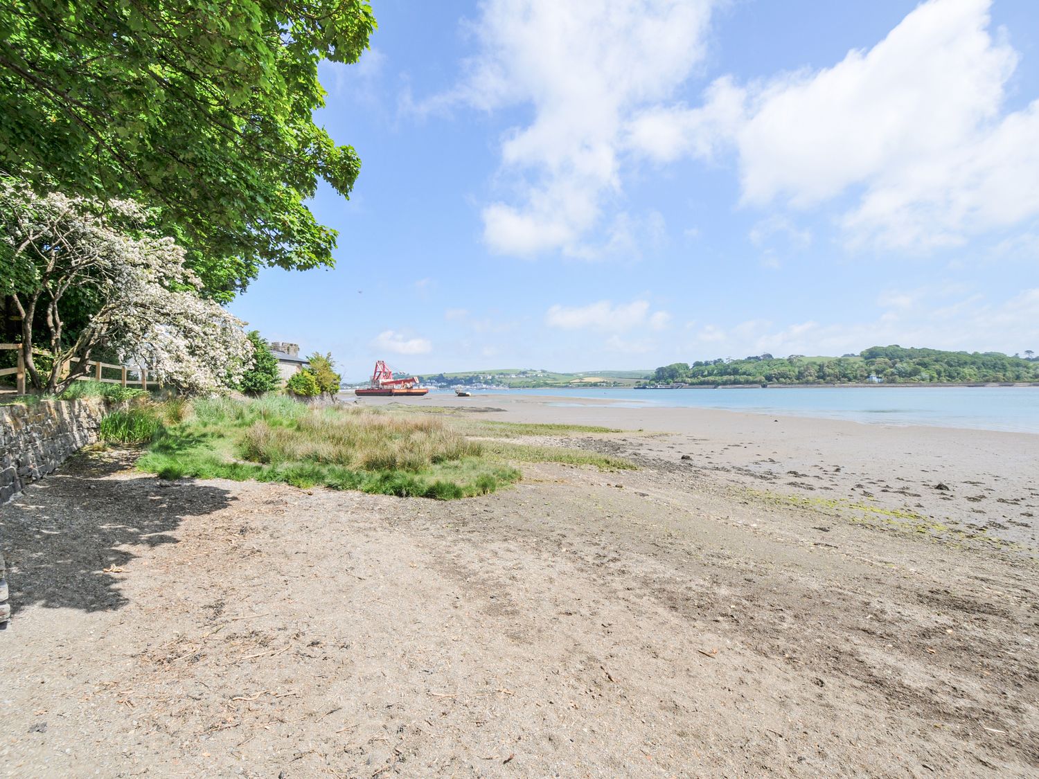 Boathyde, Northam, Devon. Hot tub. Off-road parking. Near beach. Smart TV. Enclosed garden. En-suite