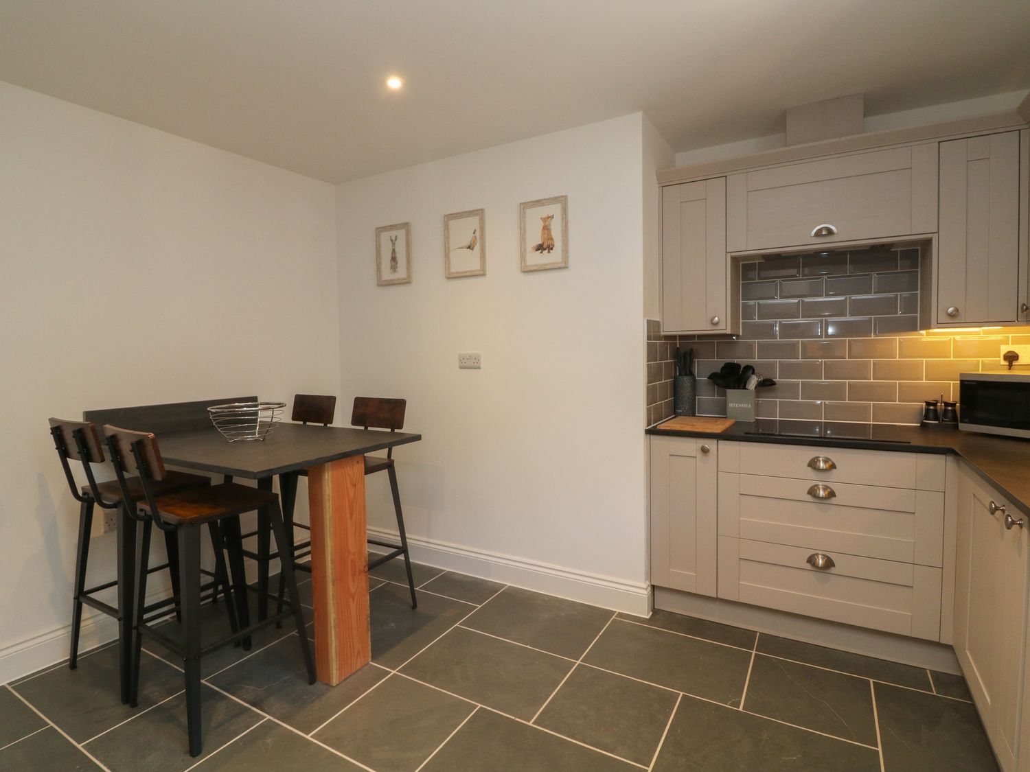 St Eloi in Lee, Ilfracombe, Devon. Hot tub. Woodburning stove. Countryside. Near beach. Pet-friendly