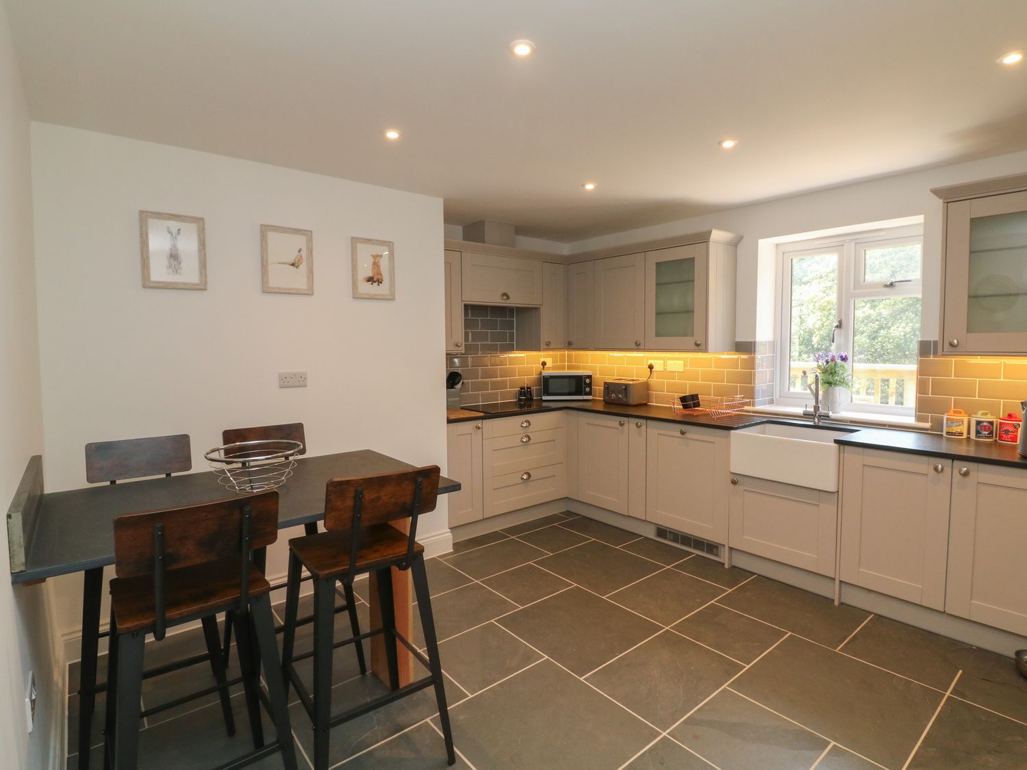 St Eloi in Lee, Ilfracombe, Devon. Hot tub. Woodburning stove. Countryside. Near beach. Pet-friendly