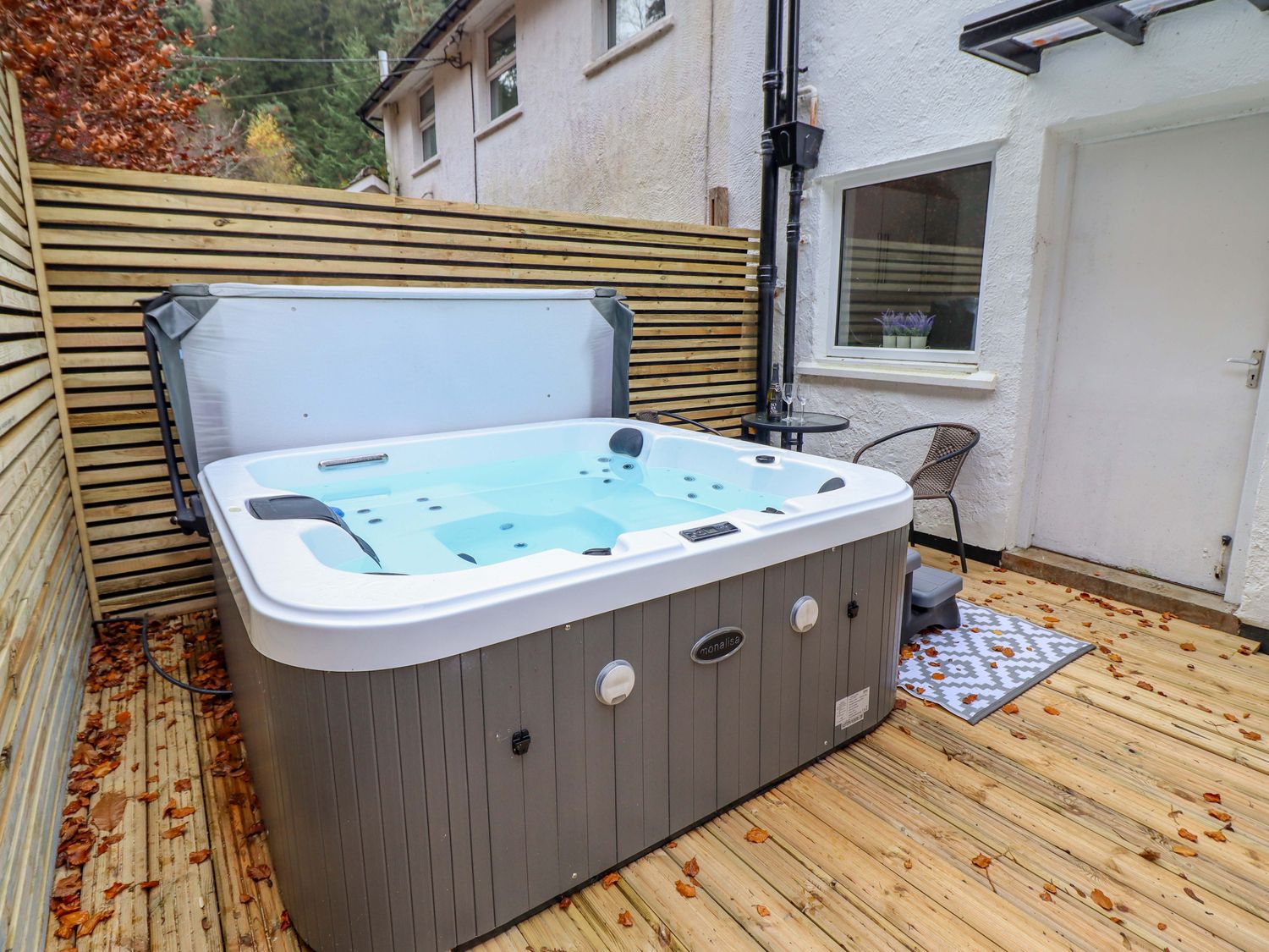 1 Minafon, Aberhirnant, Gwynedd. Hot tub. Family friendly. Smart TV. Enclosed garden. Near woodlands