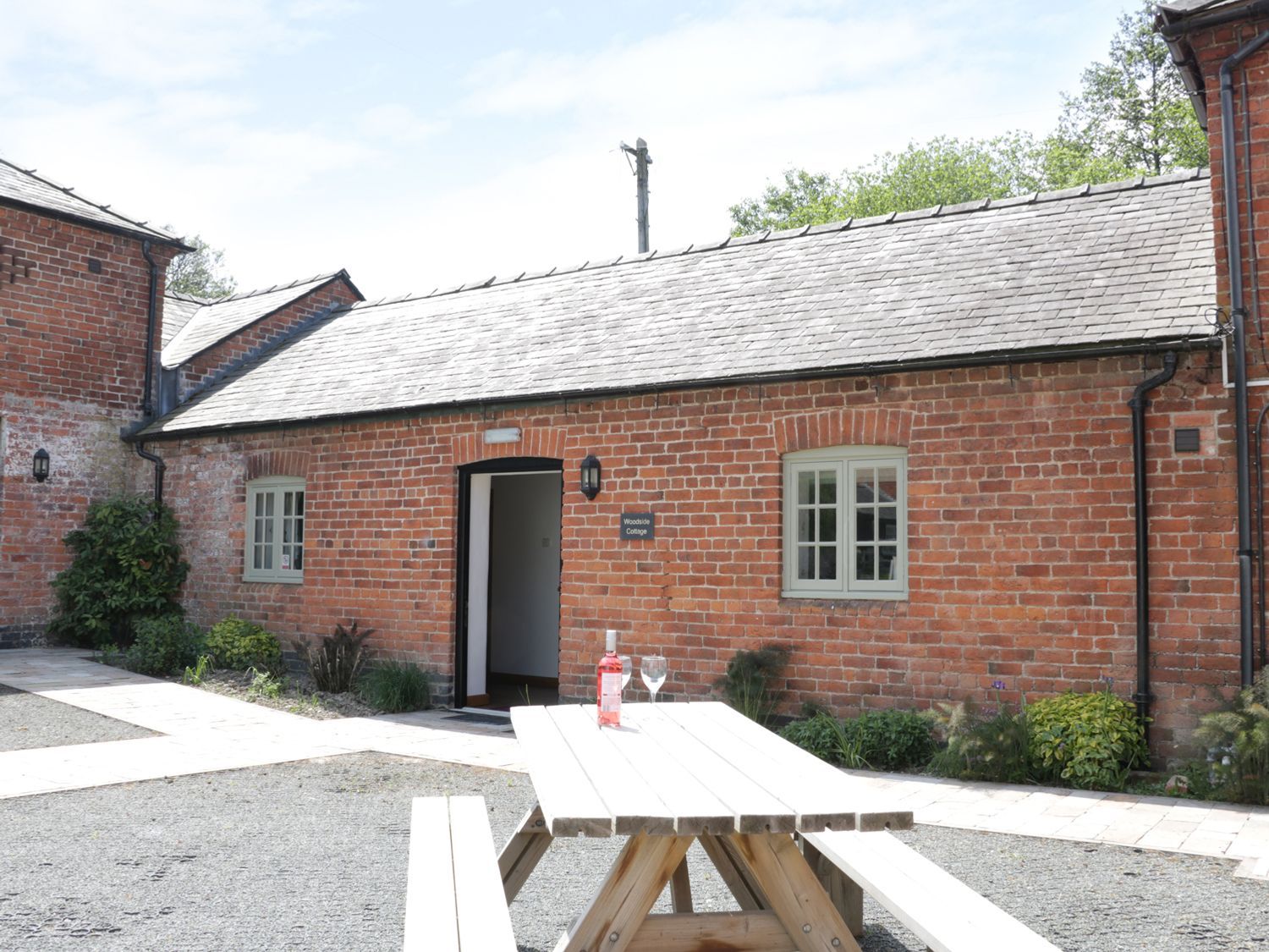 Woodside Cottage, Kerry Powys. Hot tub. Open-plan. Rural. Exposed beams. Single-storey. Pet-friendly