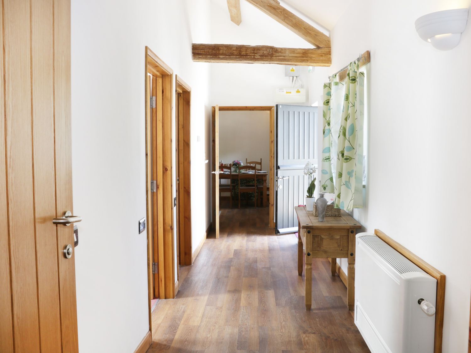 Woodside Cottage, Kerry Powys. Hot tub. Open-plan. Rural. Exposed beams. Single-storey. Pet-friendly