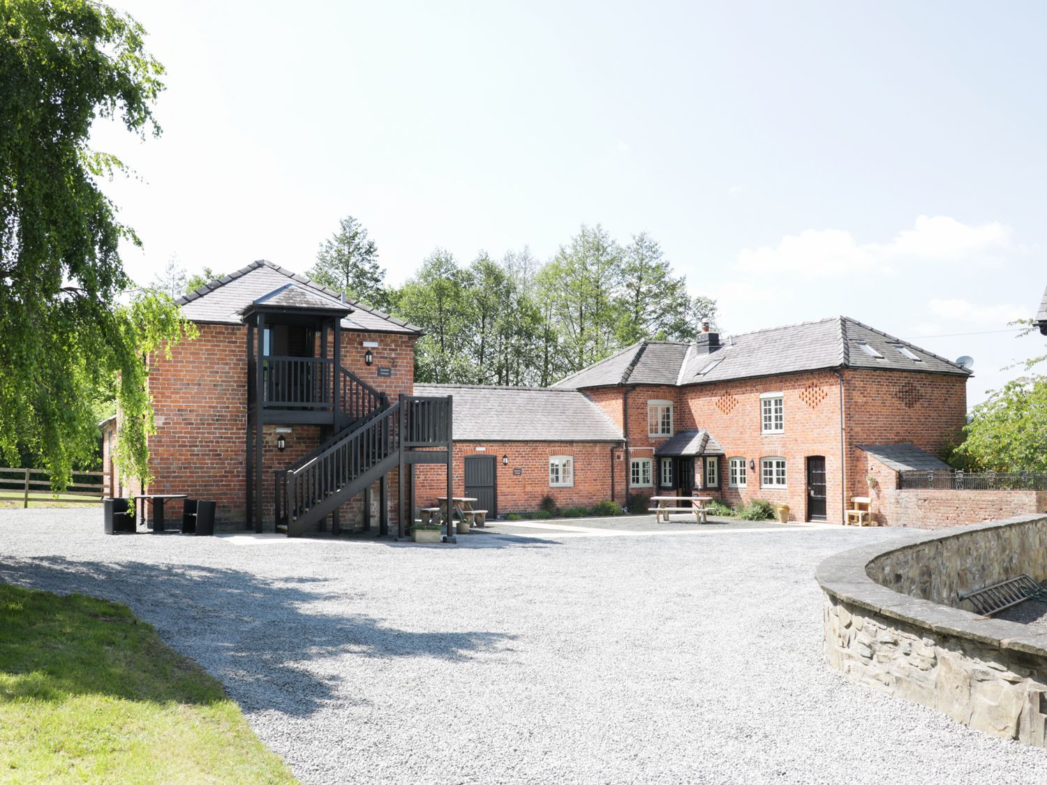 Woodside Cottage, Kerry Powys. Hot tub. Open-plan. Rural. Exposed beams. Single-storey. Pet-friendly