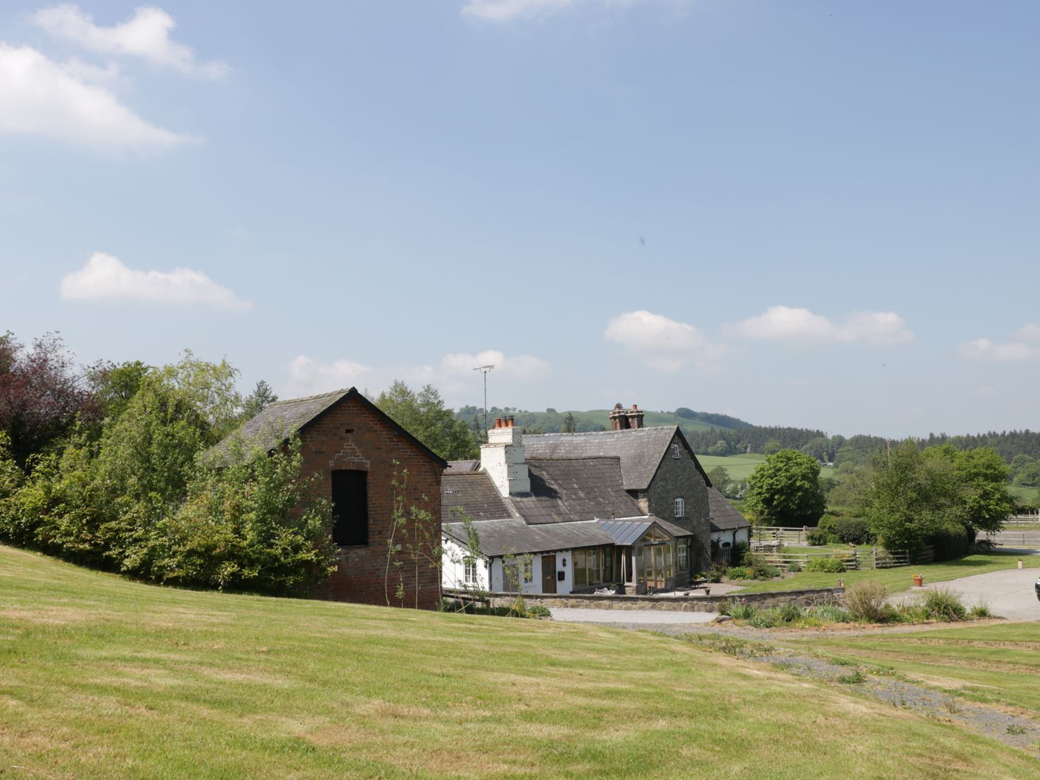 Woodside Cottage, Kerry Powys. Hot tub. Open-plan. Rural. Exposed beams. Single-storey. Pet-friendly