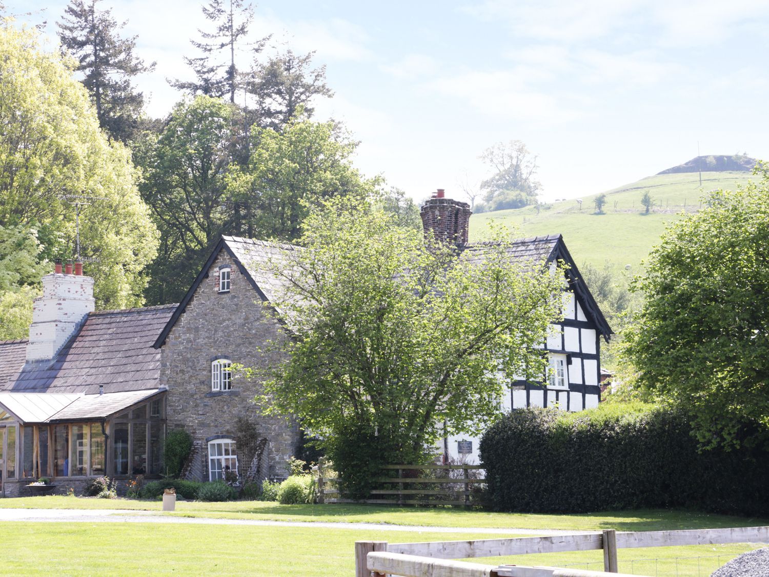 Woodside Cottage, Kerry Powys. Hot tub. Open-plan. Rural. Exposed beams. Single-storey. Pet-friendly