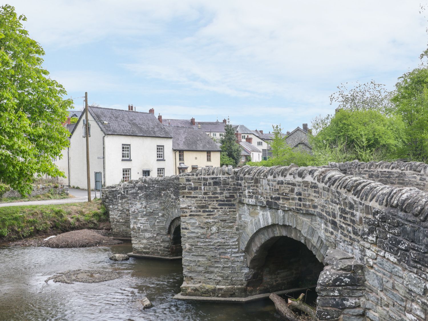 Woodside Cottage, Kerry Powys. Hot tub. Open-plan. Rural. Exposed beams. Single-storey. Pet-friendly