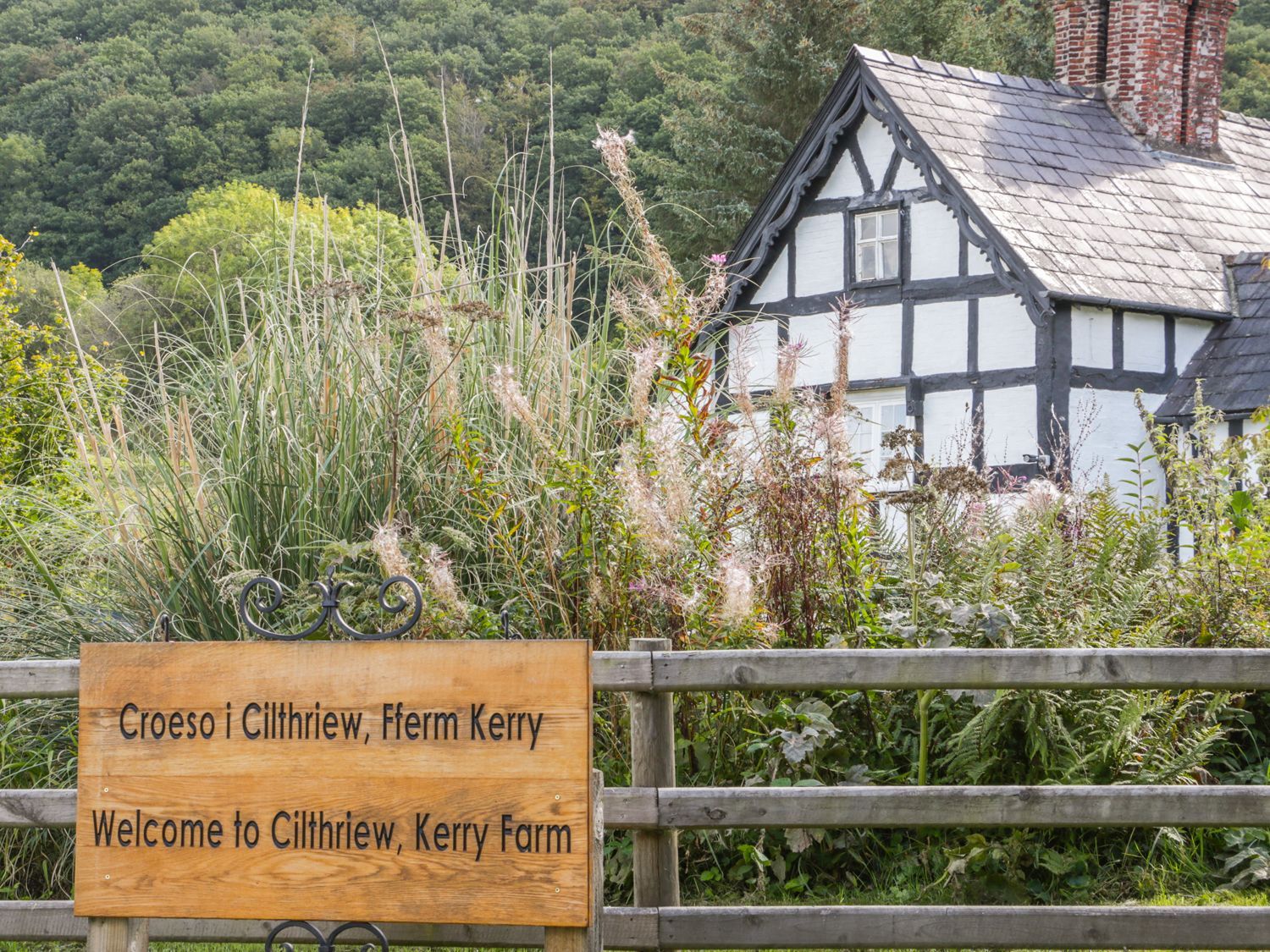 Woodside Cottage, Kerry Powys. Hot tub. Open-plan. Rural. Exposed beams. Single-storey. Pet-friendly