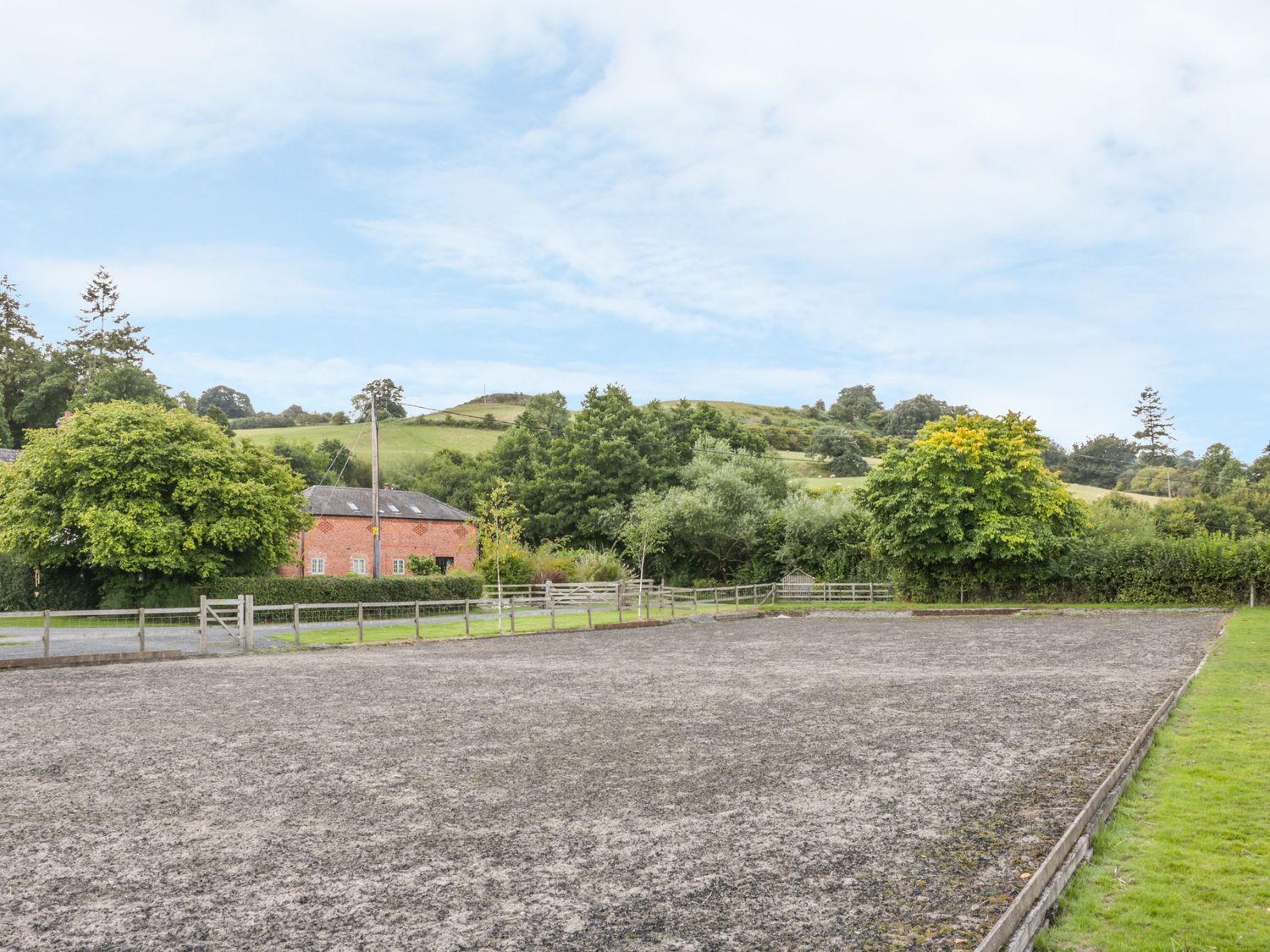 Woodside Cottage, Kerry Powys. Hot tub. Open-plan. Rural. Exposed beams. Single-storey. Pet-friendly