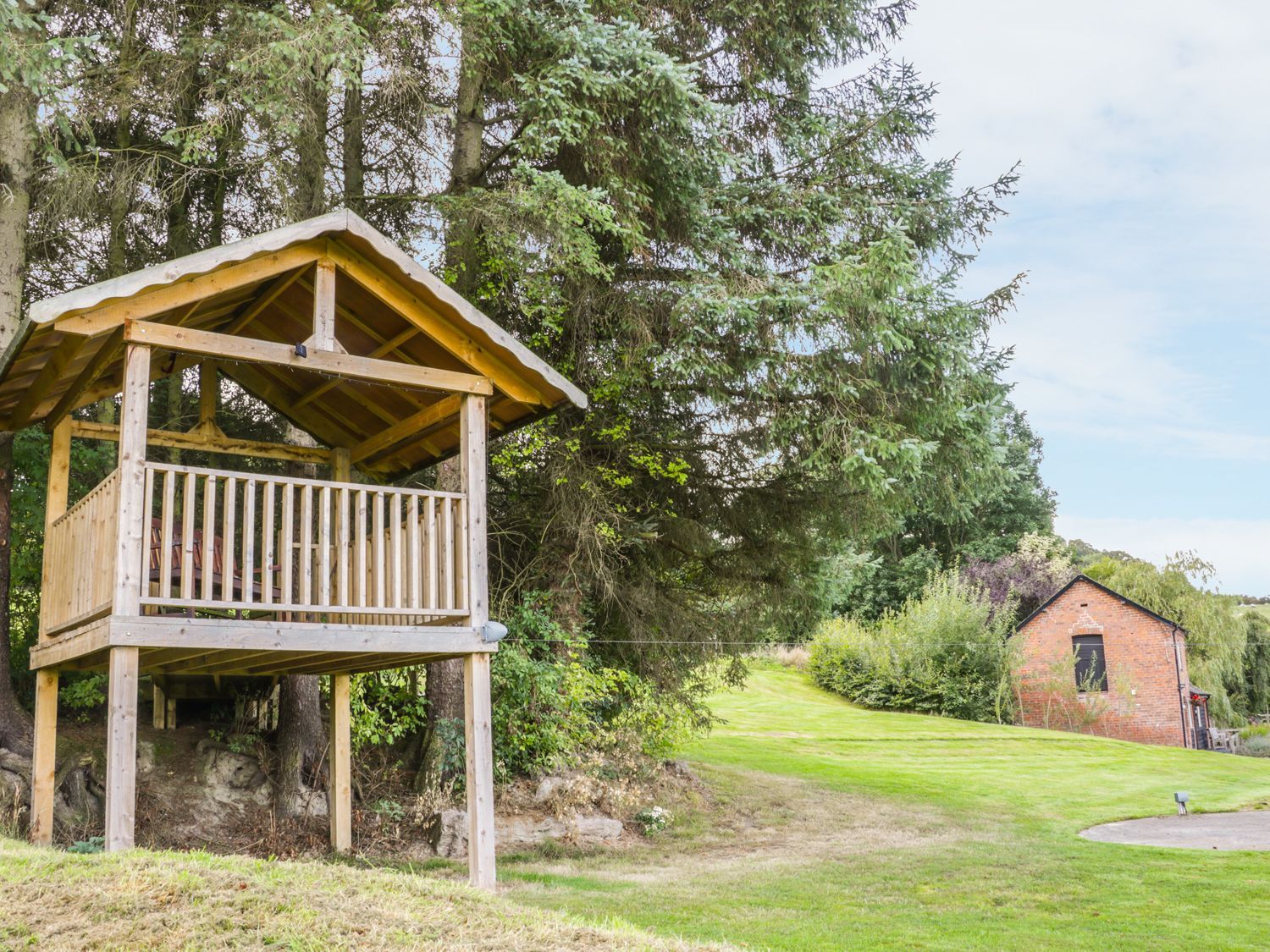 Woodside Cottage, Kerry Powys. Hot tub. Open-plan. Rural. Exposed beams. Single-storey. Pet-friendly