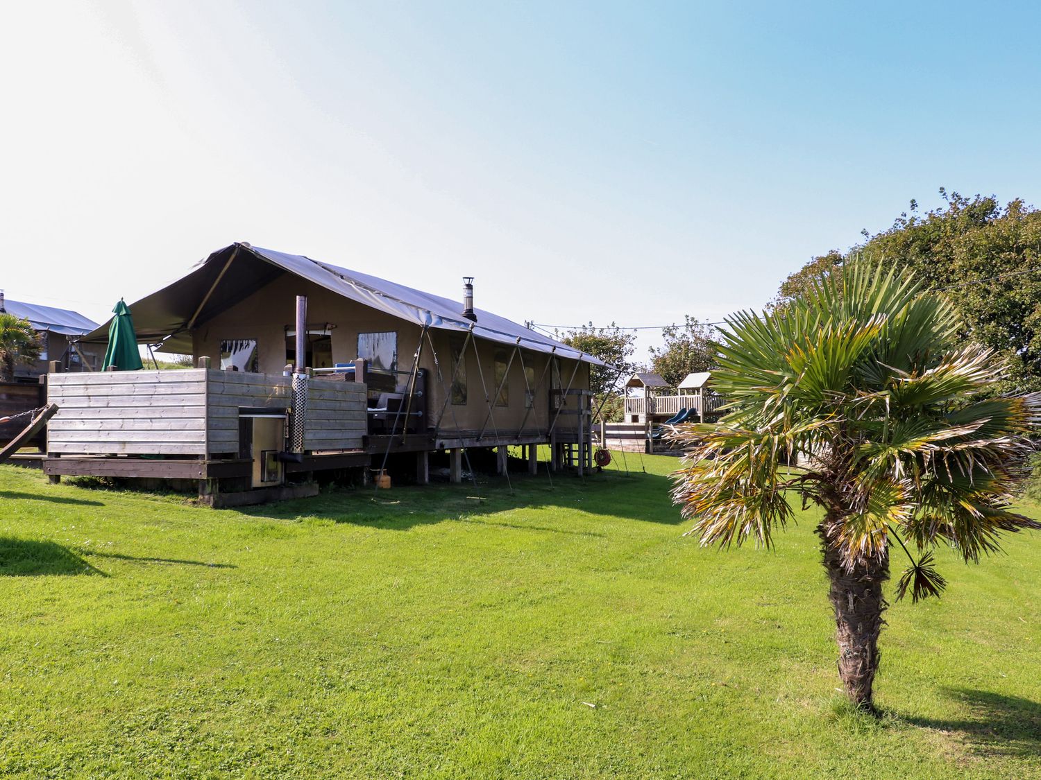 Buttercup, St Buryan, Cornwall. Rural. Hot tub. Woodburning stove, Pet-friendly. Barbecue. Fire pit.