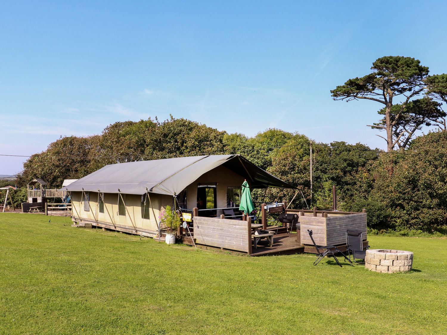 Buttercup, St Buryan, Cornwall. Rural. Hot tub. Woodburning stove, Pet-friendly. Barbecue. Fire pit.