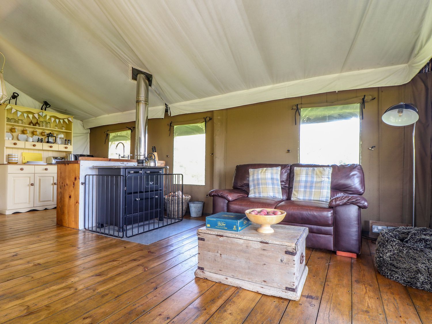 Buttercup, St Buryan, Cornwall. Rural. Hot tub. Woodburning stove, Pet-friendly. Barbecue. Fire pit.