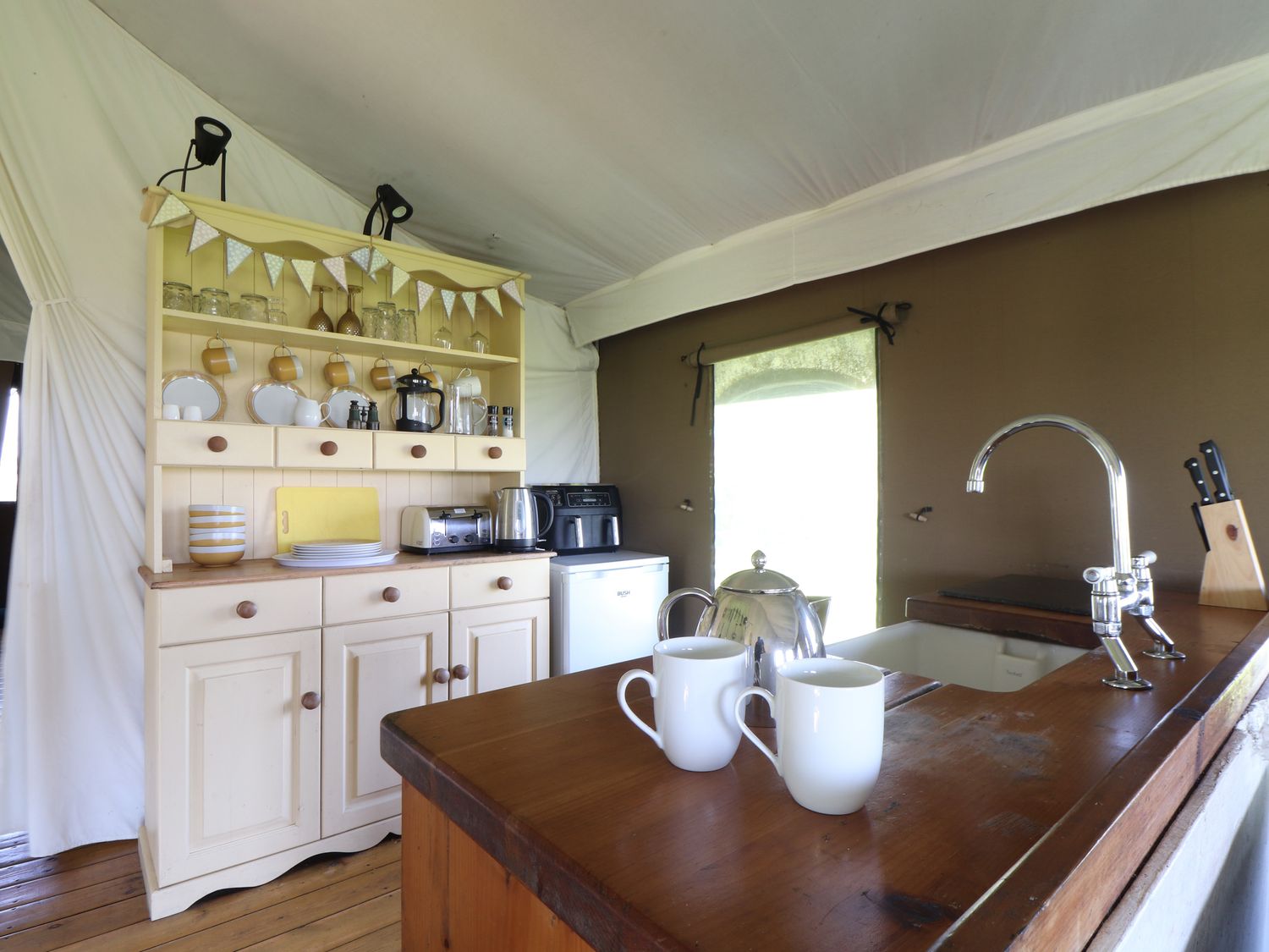 Buttercup, St Buryan, Cornwall. Rural. Hot tub. Woodburning stove, Pet-friendly. Barbecue. Fire pit.