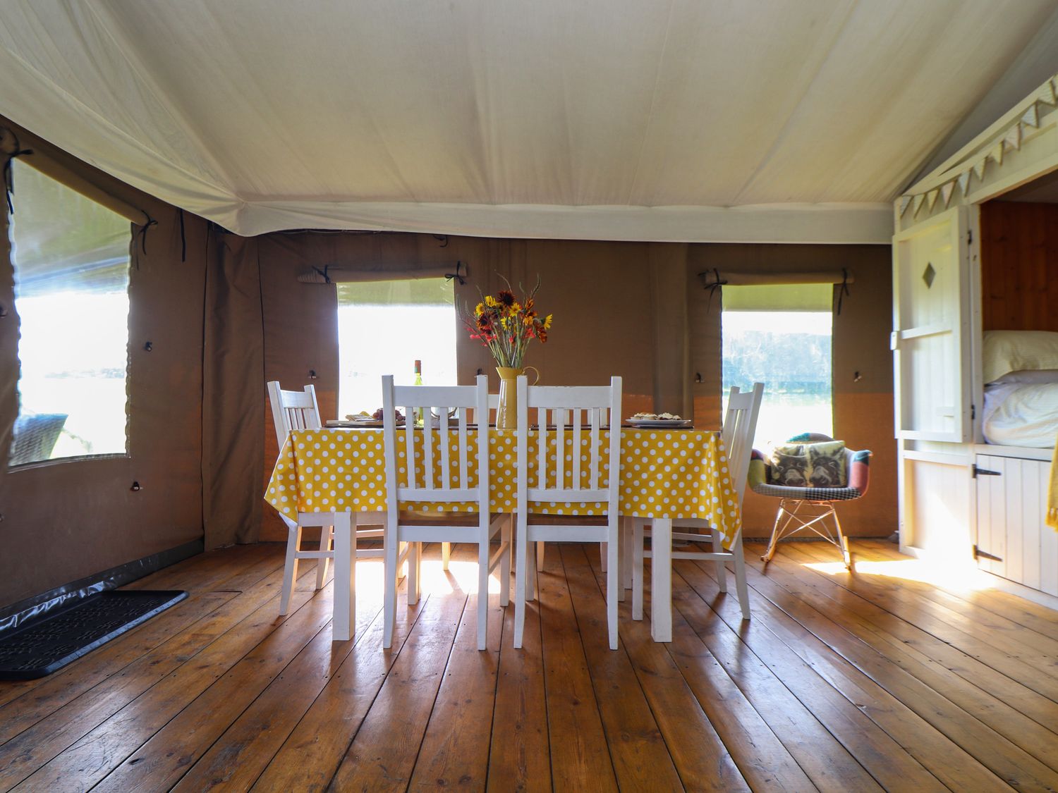 Buttercup, St Buryan, Cornwall. Rural. Hot tub. Woodburning stove, Pet-friendly. Barbecue. Fire pit.