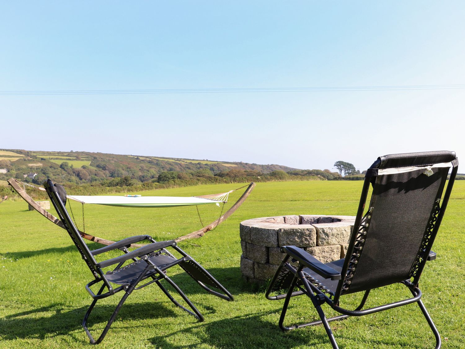 Buttercup, St Buryan, Cornwall. Rural. Hot tub. Woodburning stove, Pet-friendly. Barbecue. Fire pit.