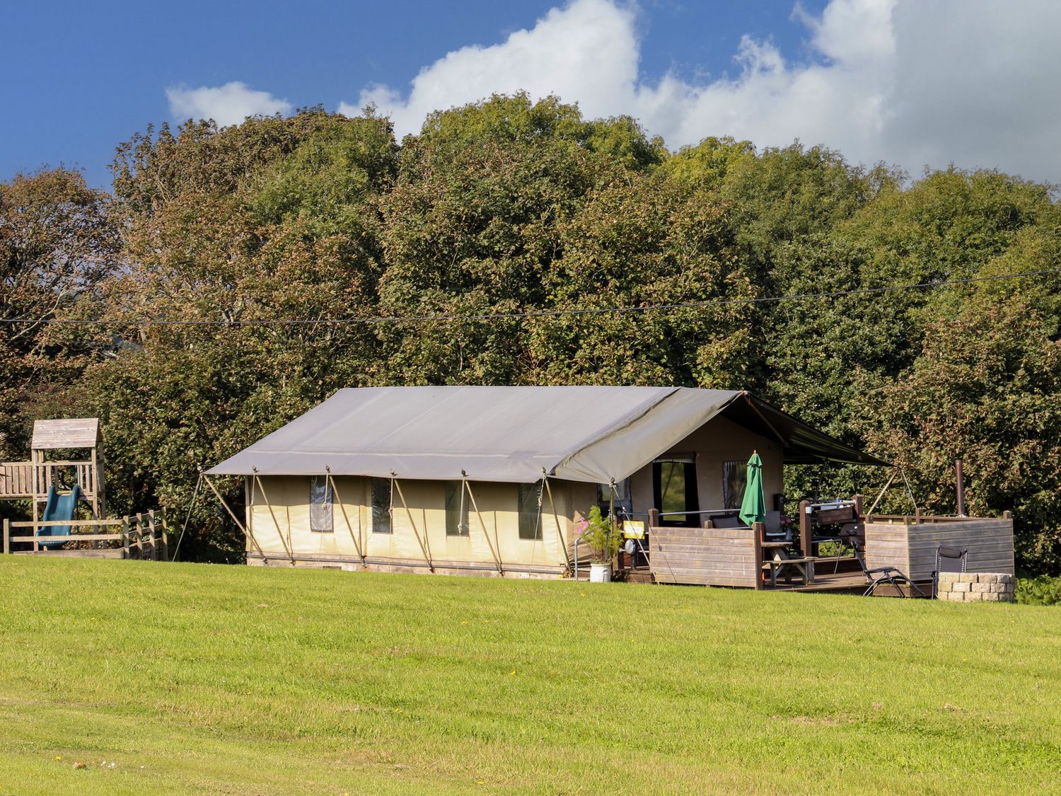 Buttercup, St Buryan, Cornwall. Rural. Hot tub. Woodburning stove, Pet-friendly. Barbecue. Fire pit.