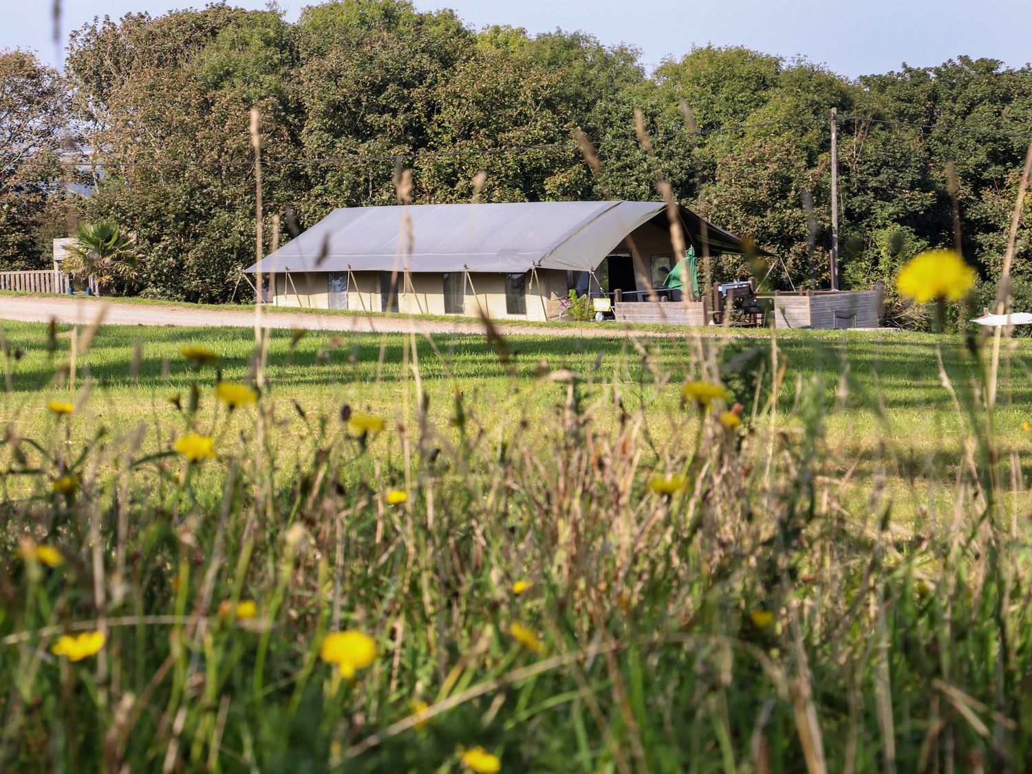 Buttercup, St Buryan, Cornwall. Rural. Hot tub. Woodburning stove, Pet-friendly. Barbecue. Fire pit.