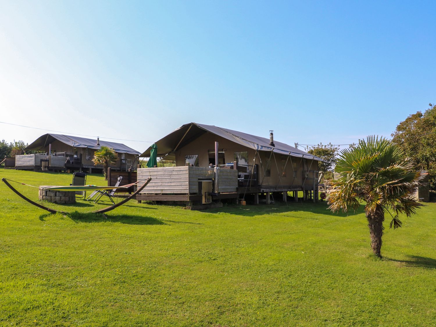 Buttercup, St Buryan, Cornwall. Rural. Hot tub. Woodburning stove, Pet-friendly. Barbecue. Fire pit.