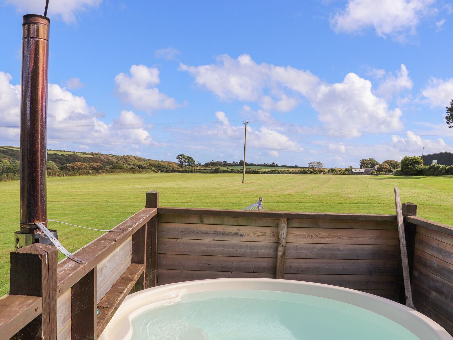 Buttercup, St Buryan, Cornwall. Rural. Hot tub. Woodburning stove, Pet-friendly. Barbecue. Fire pit.