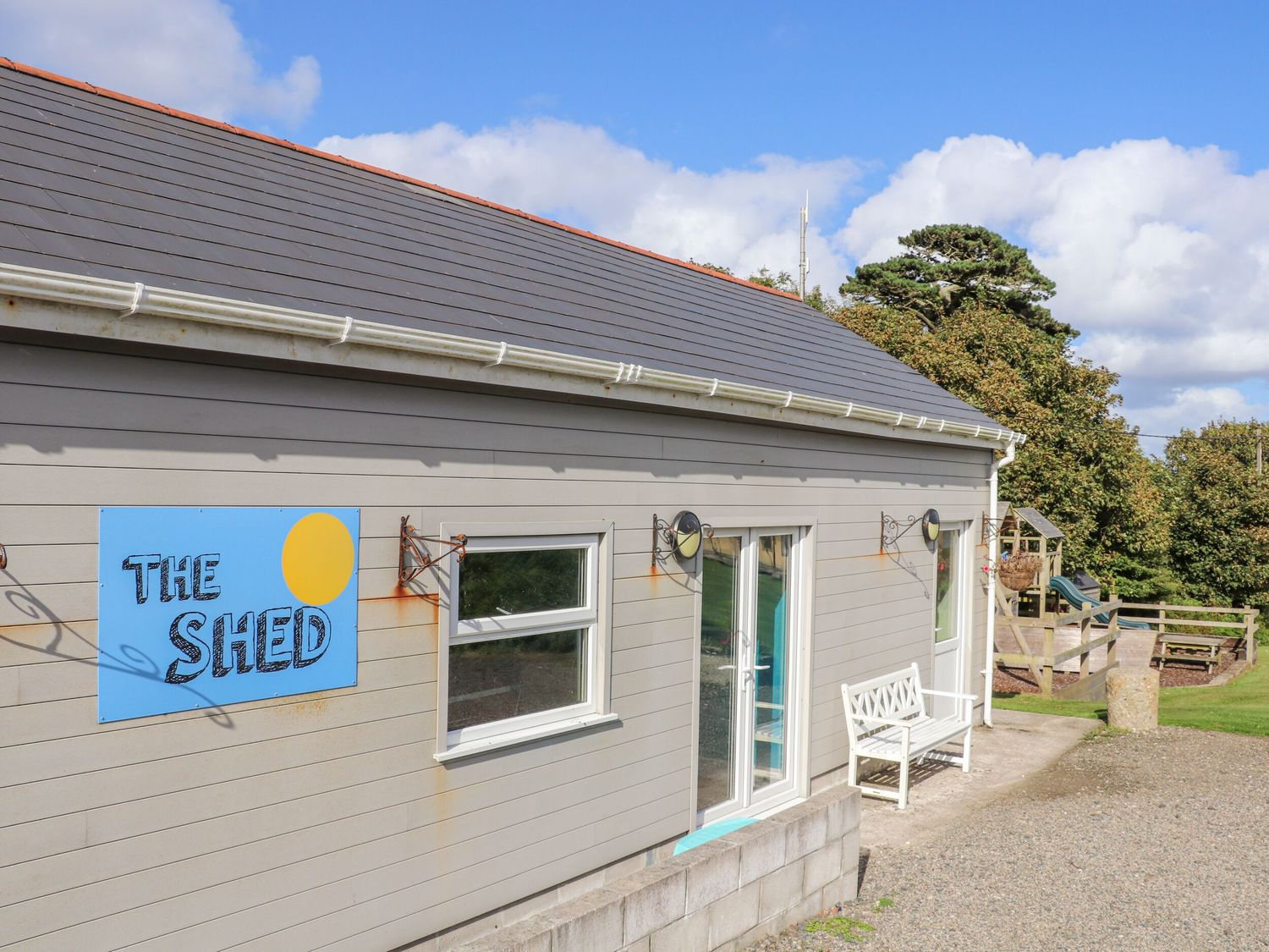 Buttercup, St Buryan, Cornwall. Rural. Hot tub. Woodburning stove, Pet-friendly. Barbecue. Fire pit.