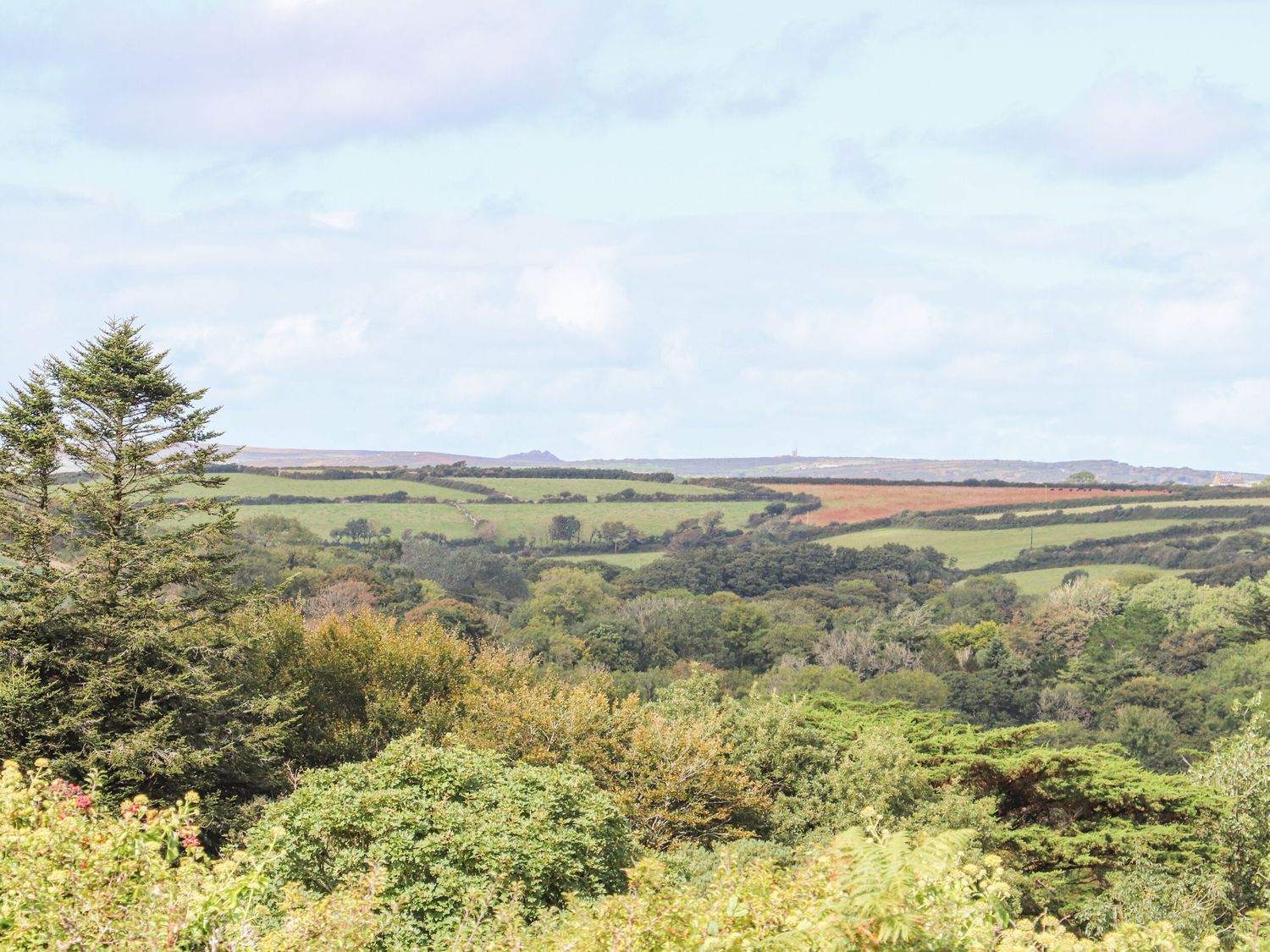 Buttercup, St Buryan, Cornwall. Rural. Hot tub. Woodburning stove, Pet-friendly. Barbecue. Fire pit.