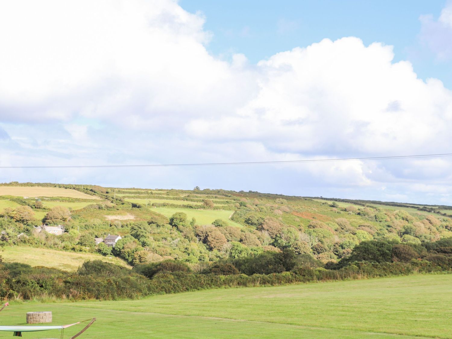 Buttercup, St Buryan, Cornwall. Rural. Hot tub. Woodburning stove, Pet-friendly. Barbecue. Fire pit.