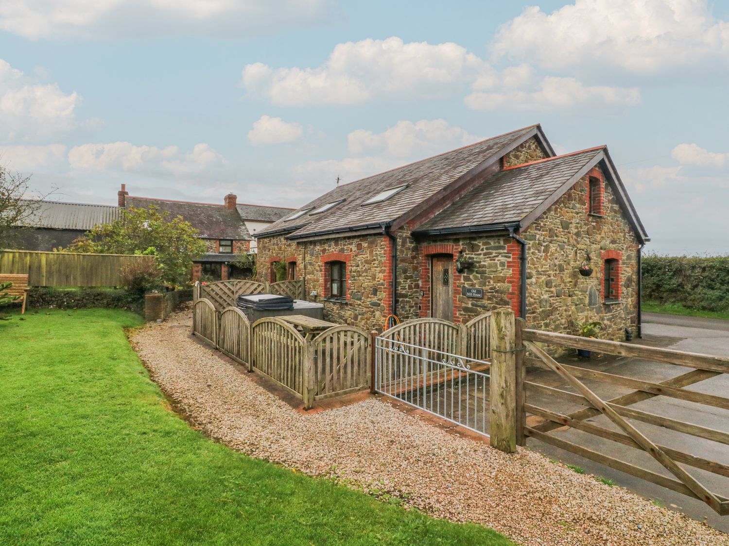 The Old Millhouse in Welcombe, Devon. Hot tub. Family friendly. Open plan. Near Welcombe Mouth beach