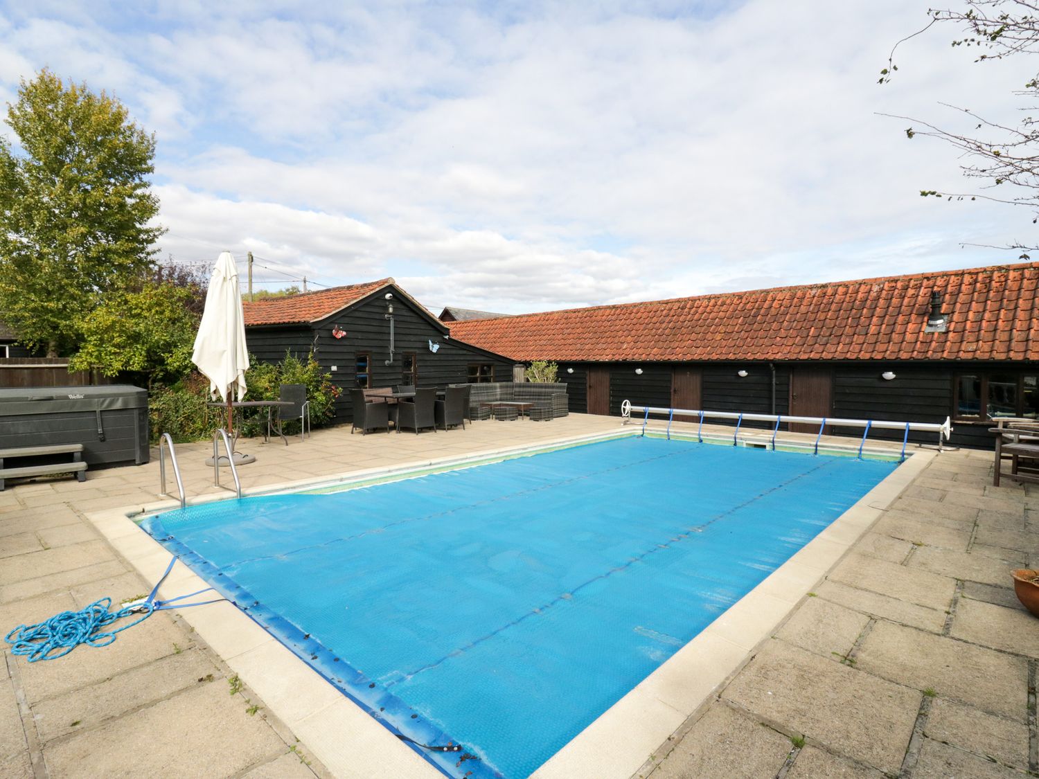 Rough Hill House, East Hanningfield nr Bicknacre, Essex. Hot tub. Open fire. Swimming pool. Barbecue