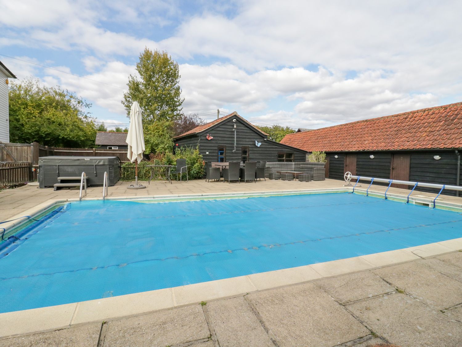 Rough Hill House, East Hanningfield nr Bicknacre, Essex. Hot tub. Open fire. Swimming pool. Barbecue