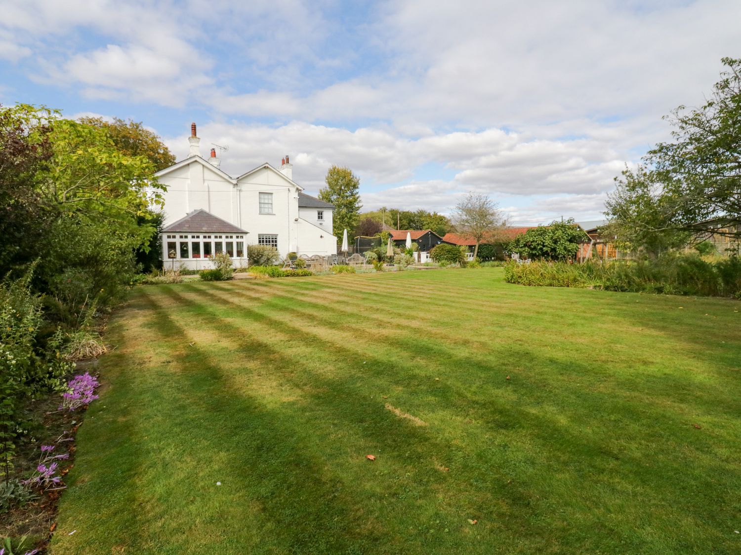 Rough Hill House, East Hanningfield nr Bicknacre, Essex. Hot tub. Open fire. Swimming pool. Barbecue