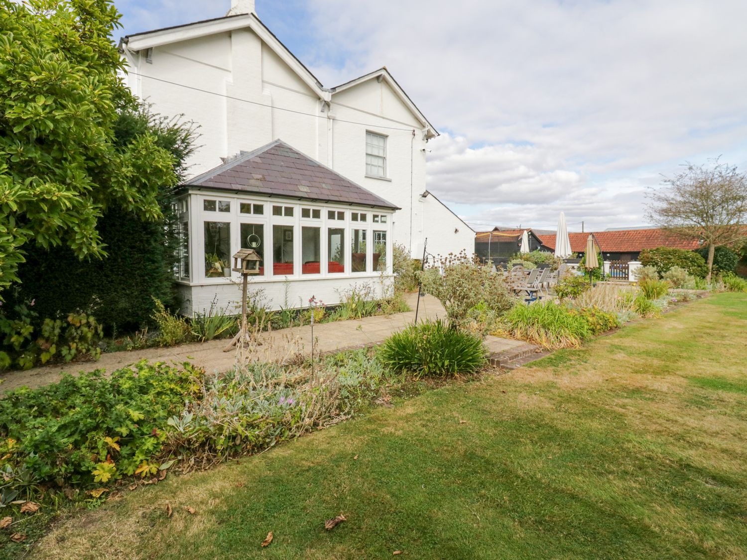 Rough Hill House, East Hanningfield nr Bicknacre, Essex. Hot tub. Open fire. Swimming pool. Barbecue