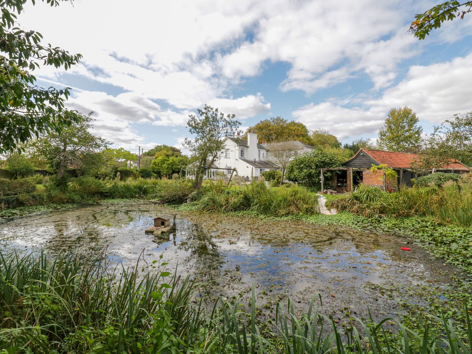 Rough Hill House, East Hanningfield nr Bicknacre, Essex. Hot tub. Open fire. Swimming pool. Barbecue