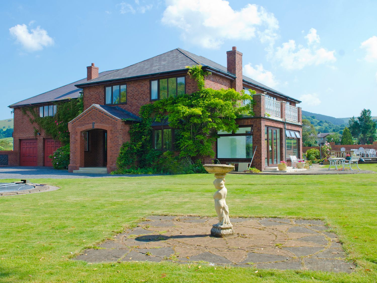 Tall Trees, Llandyrnog, Denbighshire. Barbecue. Swimming pool. Hot tub. Piano. Snooker room. Balcony