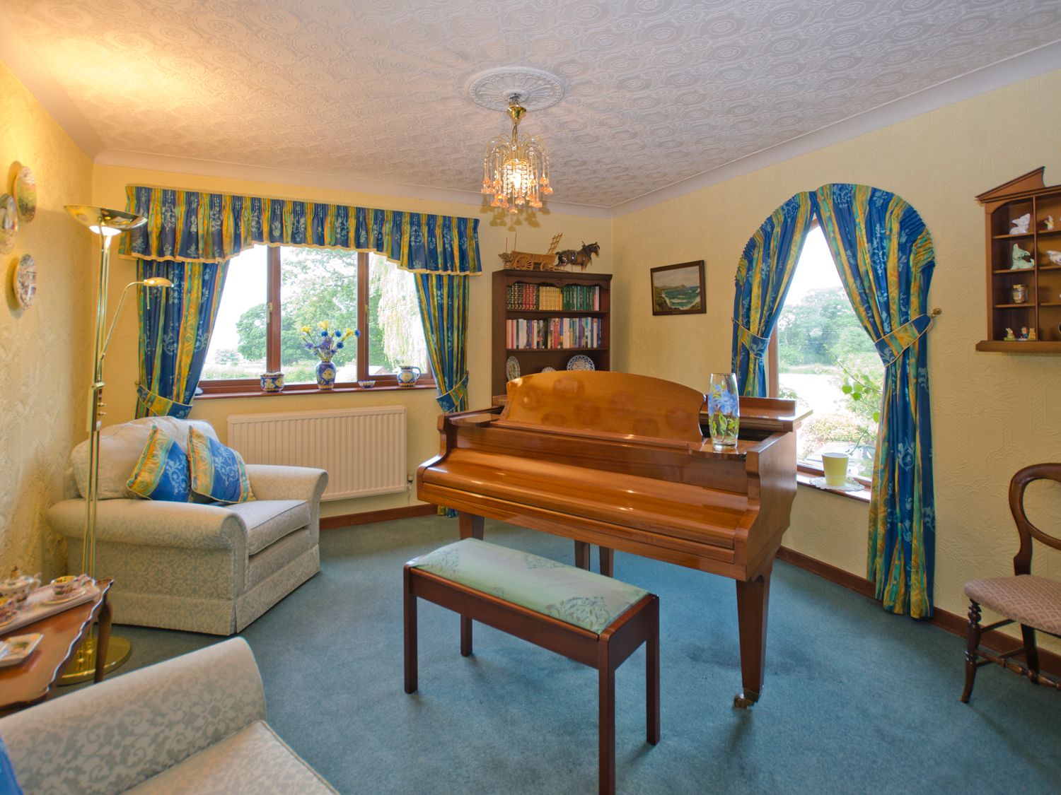 Tall Trees, Llandyrnog, Denbighshire. Barbecue. Swimming pool. Hot tub. Piano. Snooker room. Balcony