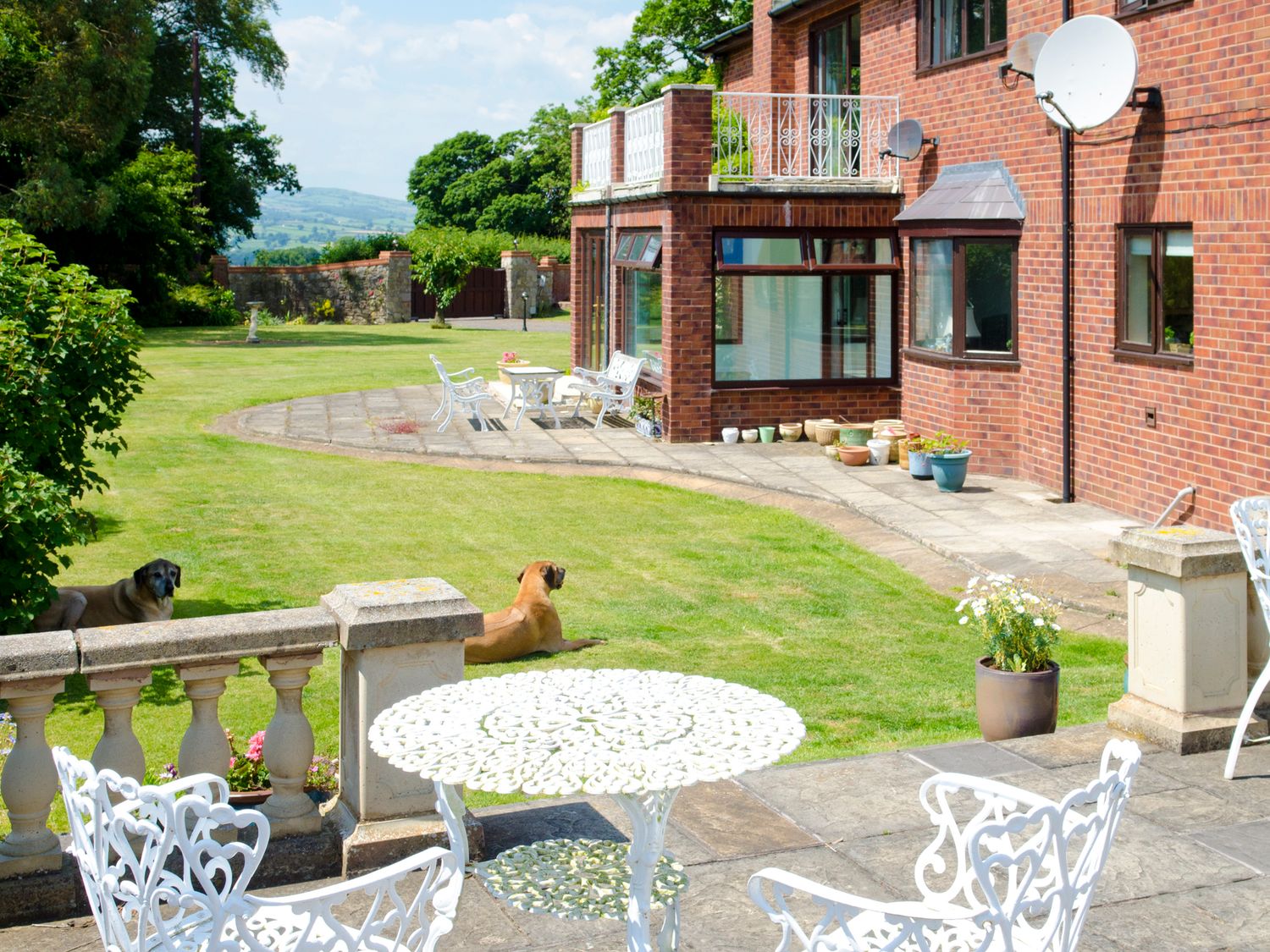 Tall Trees, Llandyrnog, Denbighshire. Barbecue. Swimming pool. Hot tub. Piano. Snooker room. Balcony