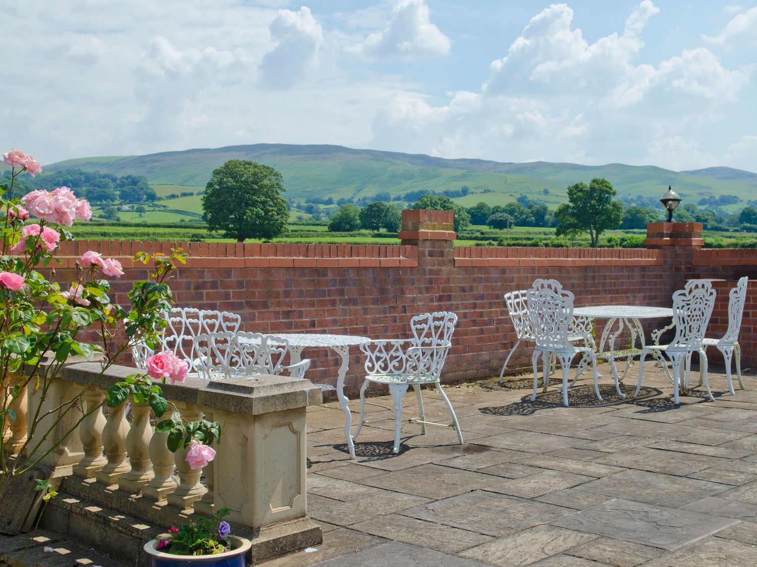 Tall Trees, Llandyrnog, Denbighshire. Barbecue. Swimming pool. Hot tub. Piano. Snooker room. Balcony