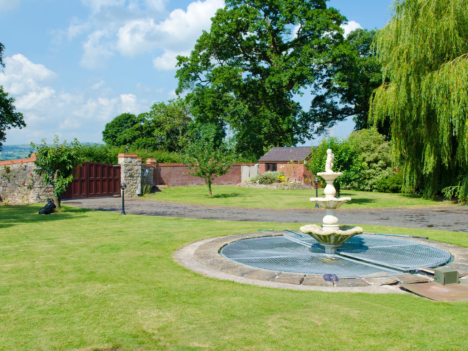 Tall Trees, Llandyrnog, Denbighshire. Barbecue. Swimming pool. Hot tub. Piano. Snooker room. Balcony