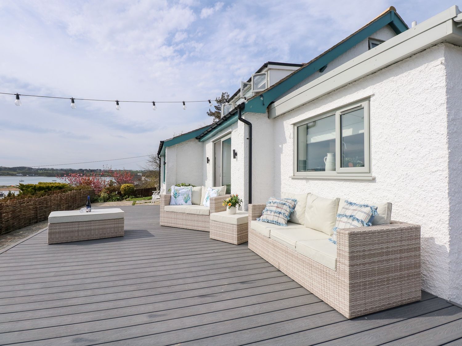 Swn-Y-Wylan, Red Wharf Bay, Isle of Anglesey. Hot tub. Woodburning stove. Family friendly. Smart TV.