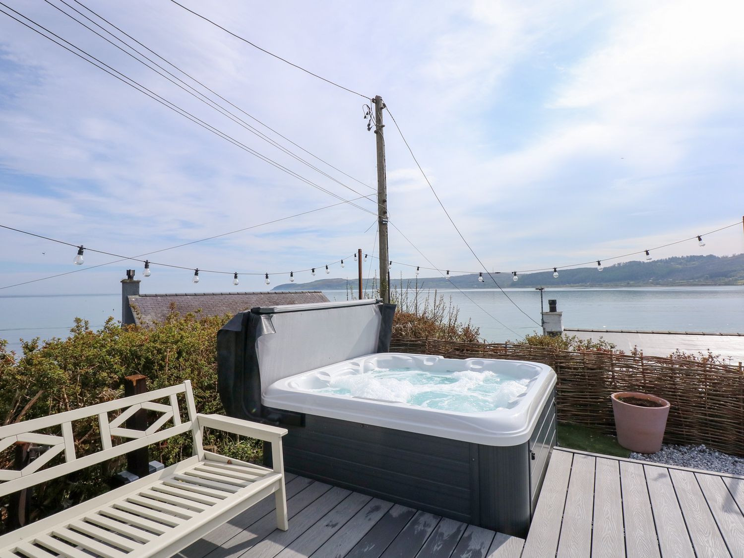 Swn-Y-Wylan, Red Wharf Bay, Isle of Anglesey. Hot tub. Woodburning stove. Family friendly. Smart TV.