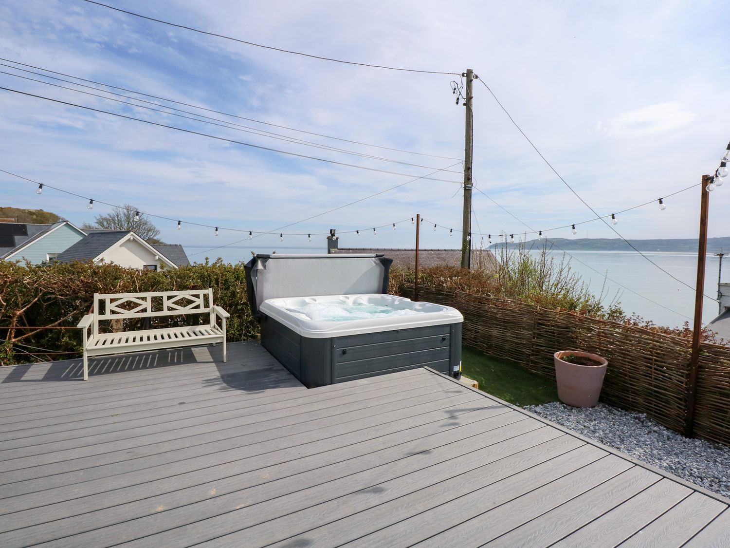 Swn-Y-Wylan, Red Wharf Bay, Isle of Anglesey. Hot tub. Woodburning stove. Family friendly. Smart TV.
