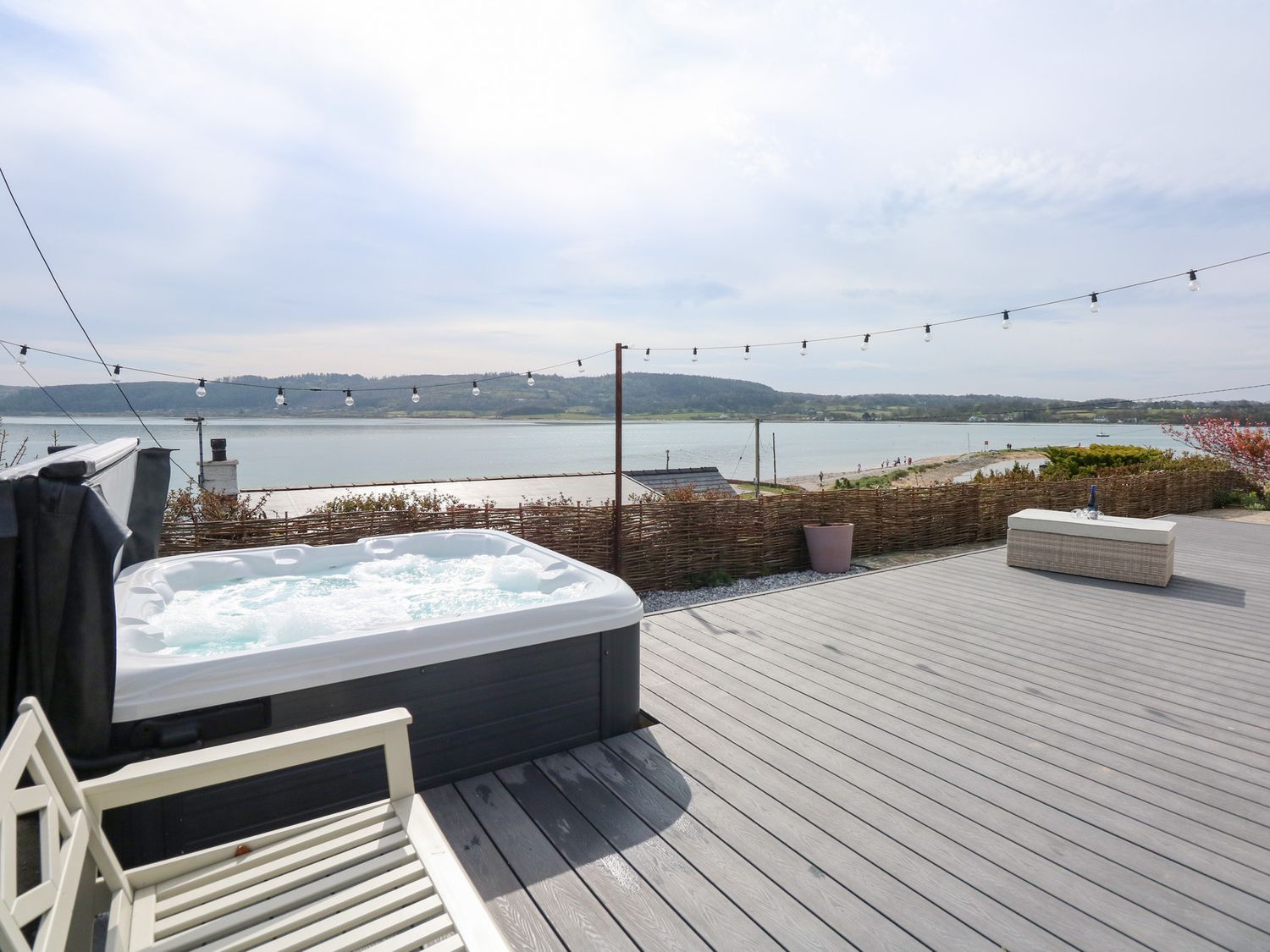 Swn-Y-Wylan, Red Wharf Bay, Isle of Anglesey. Hot tub. Woodburning stove. Family friendly. Smart TV.