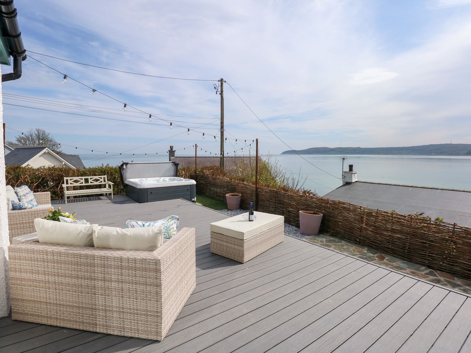 Swn-Y-Wylan, Red Wharf Bay, Isle of Anglesey. Hot tub. Woodburning stove. Family friendly. Smart TV.